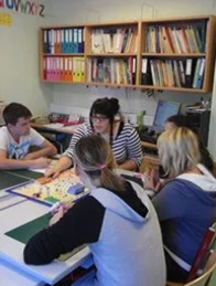 Personen beim Spielen von Mon Tresor